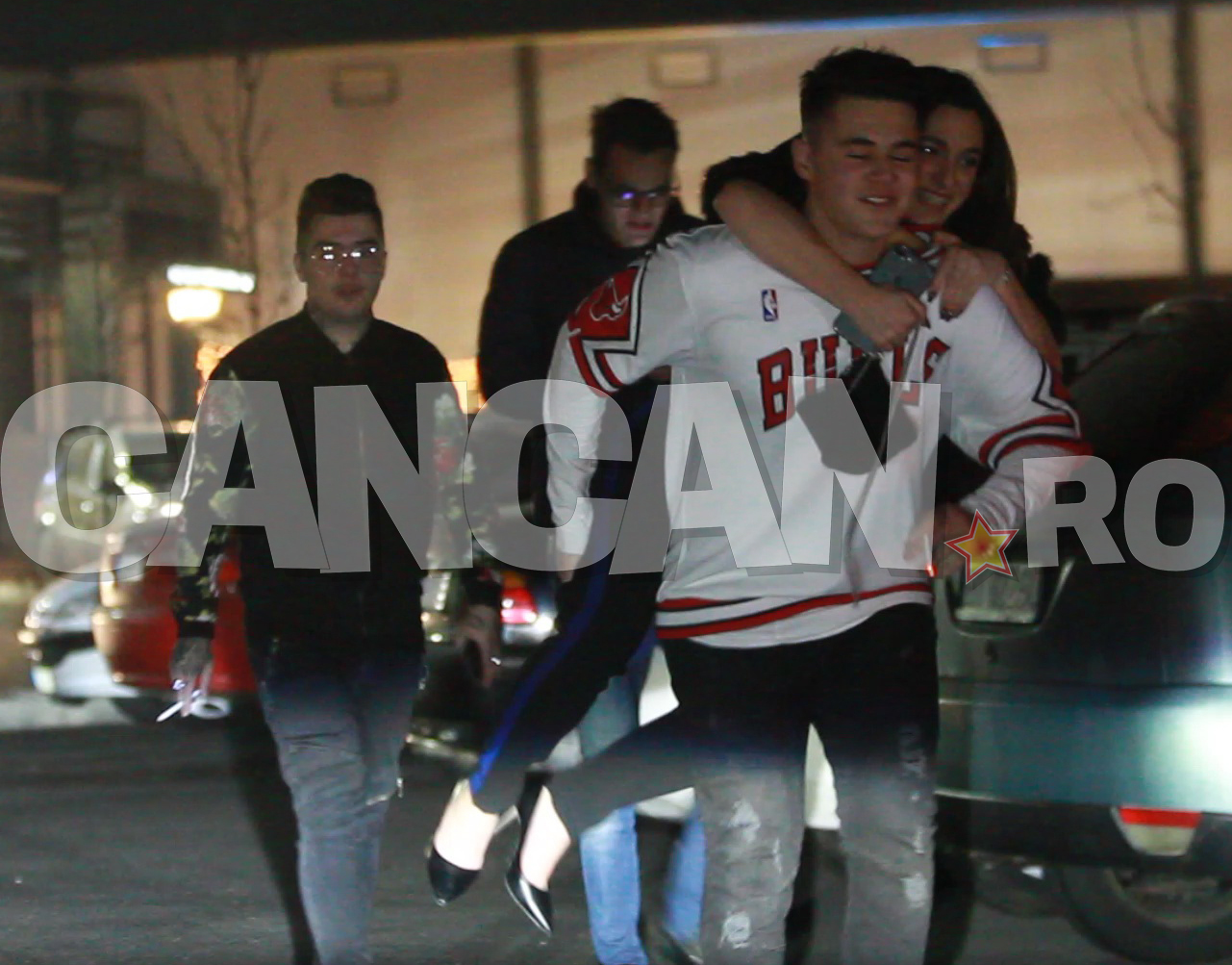 Mario Fresh şi-a cărat iubita în spate atunci când au plecat din club.