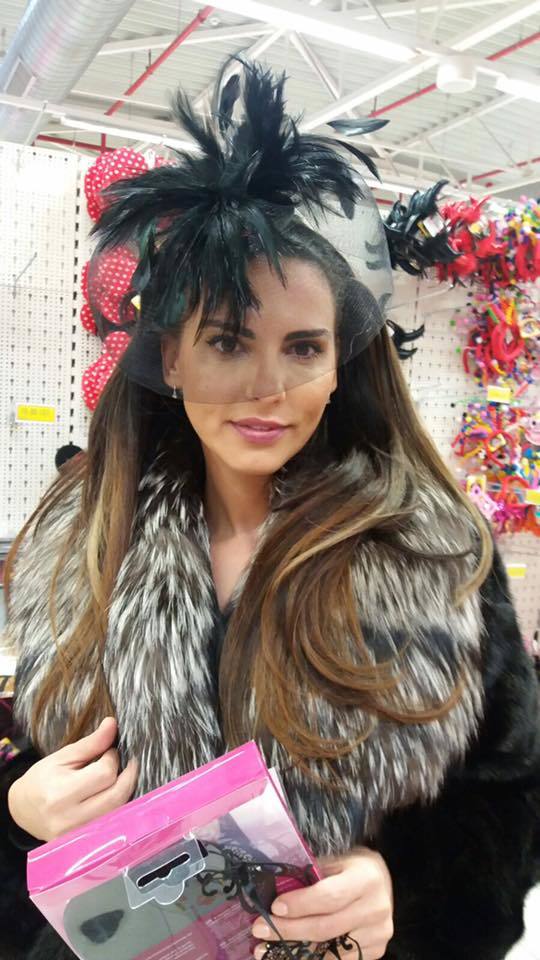 Lavinia Pîrva s-a pozat cu o pălărie cu pene.