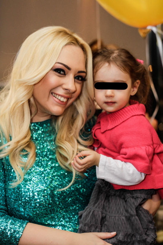 Caroline (7 ani), fetiţa Giuliei, este foarte strictă când vine vorba de curăţenie