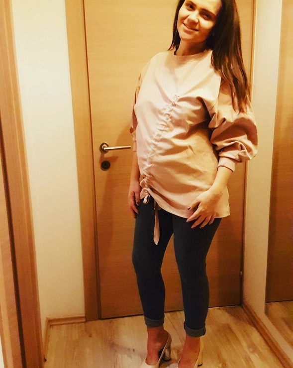 Cristina Şişcanu şi-a etalat burta de gravidă.