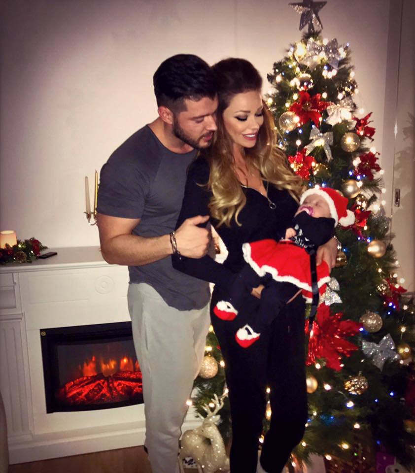 Bianca Drăguşanu şi Victor Slav petrec primul Crăciun alături de fetiţa lor, Sofia.