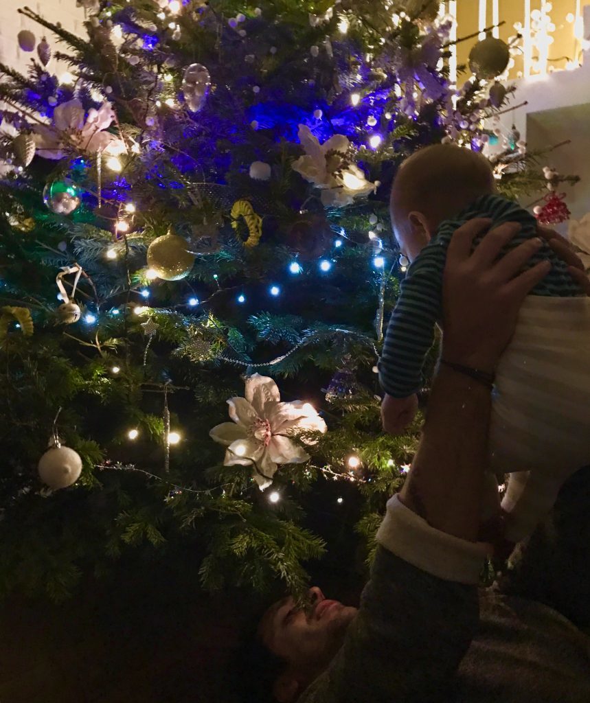 Radu Vâlcan şi Adela Popescu petrec primul Crăciun alături de fiul lor.
