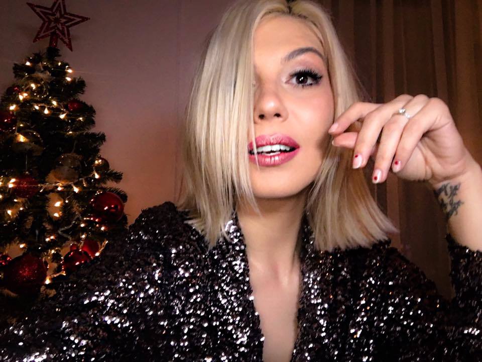 Fanii lui Sore au fost încântaţi de modul în care a împodobit vedeta bradul.