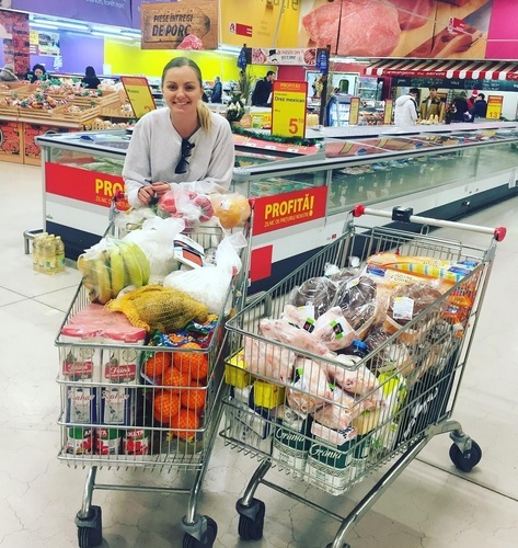 Alexandra Stan şi-a făcut cumpărăturile pentru Crăciun.