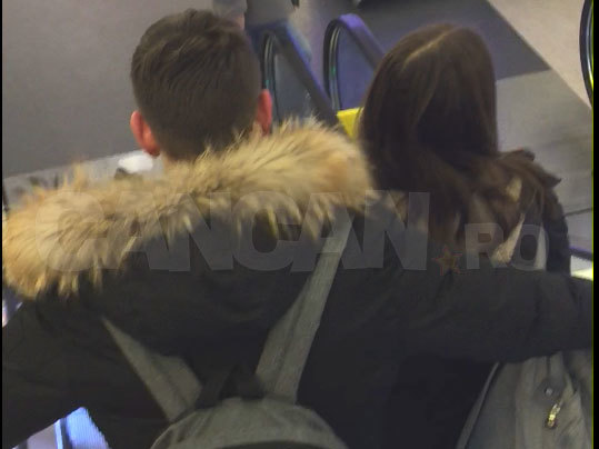 Tanărul o ţine protector pe fiica lui Boureanu