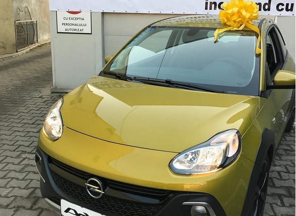 Cristina Mihaela a primit cadou un automobil de Moş Crăciun!