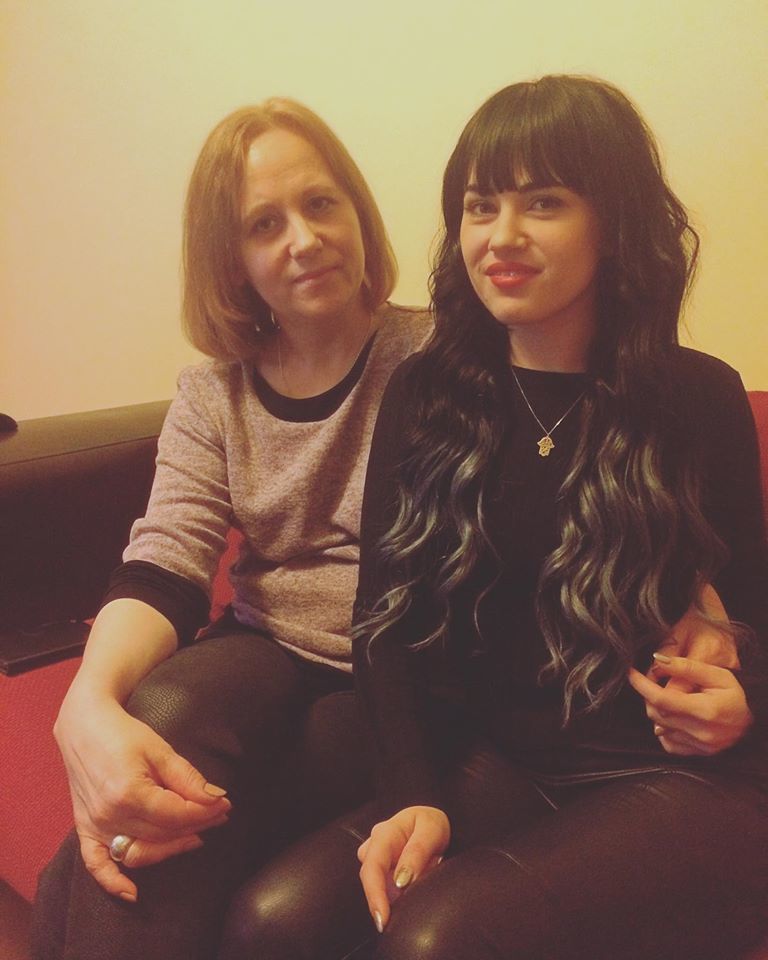 Andreea şi-a schimbat look-ul şi a petrecut Crăciunul alături de mama sa.