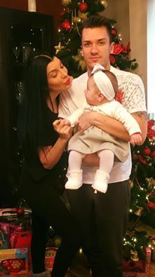 Andreea se bucură de primul Crăciun alături de fiica ei.