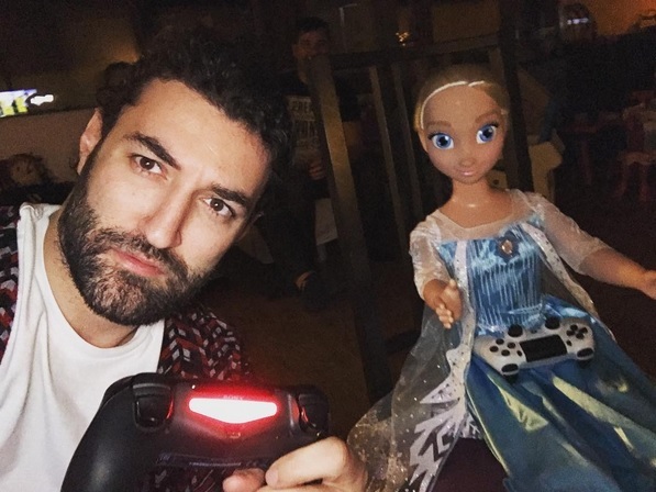 Smiley tratează cu umor valul de întrebări despre o nouă iubită!