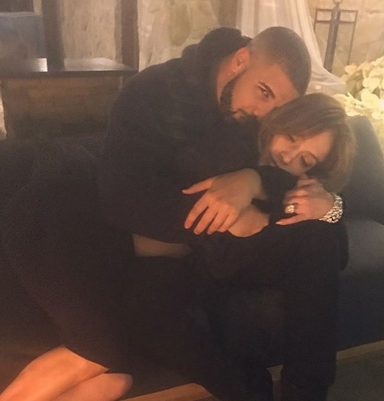 Jennifer Lopez şi Drake s-au pozat într-o ipostază tandră.