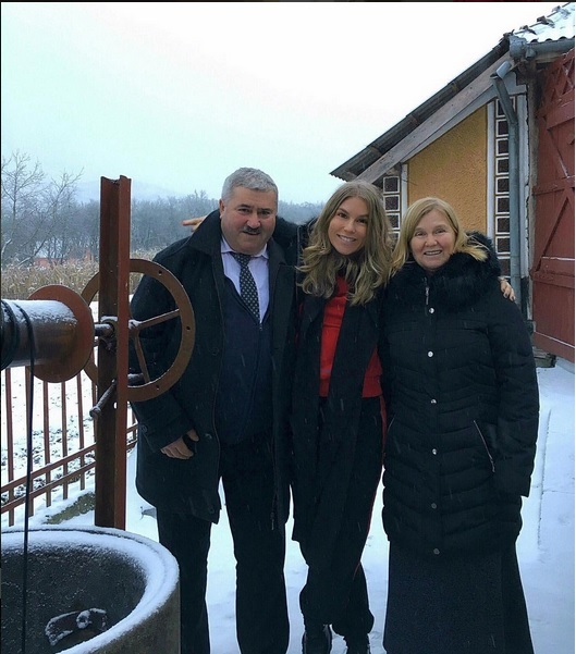 Corina seamănă izbitor cu mama ei.