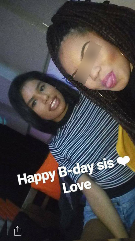 Rose (stânga) este distrusă după ce şi-a pierdut prietena care s-a stins din viaţă la doar 17 ani (dreapta).