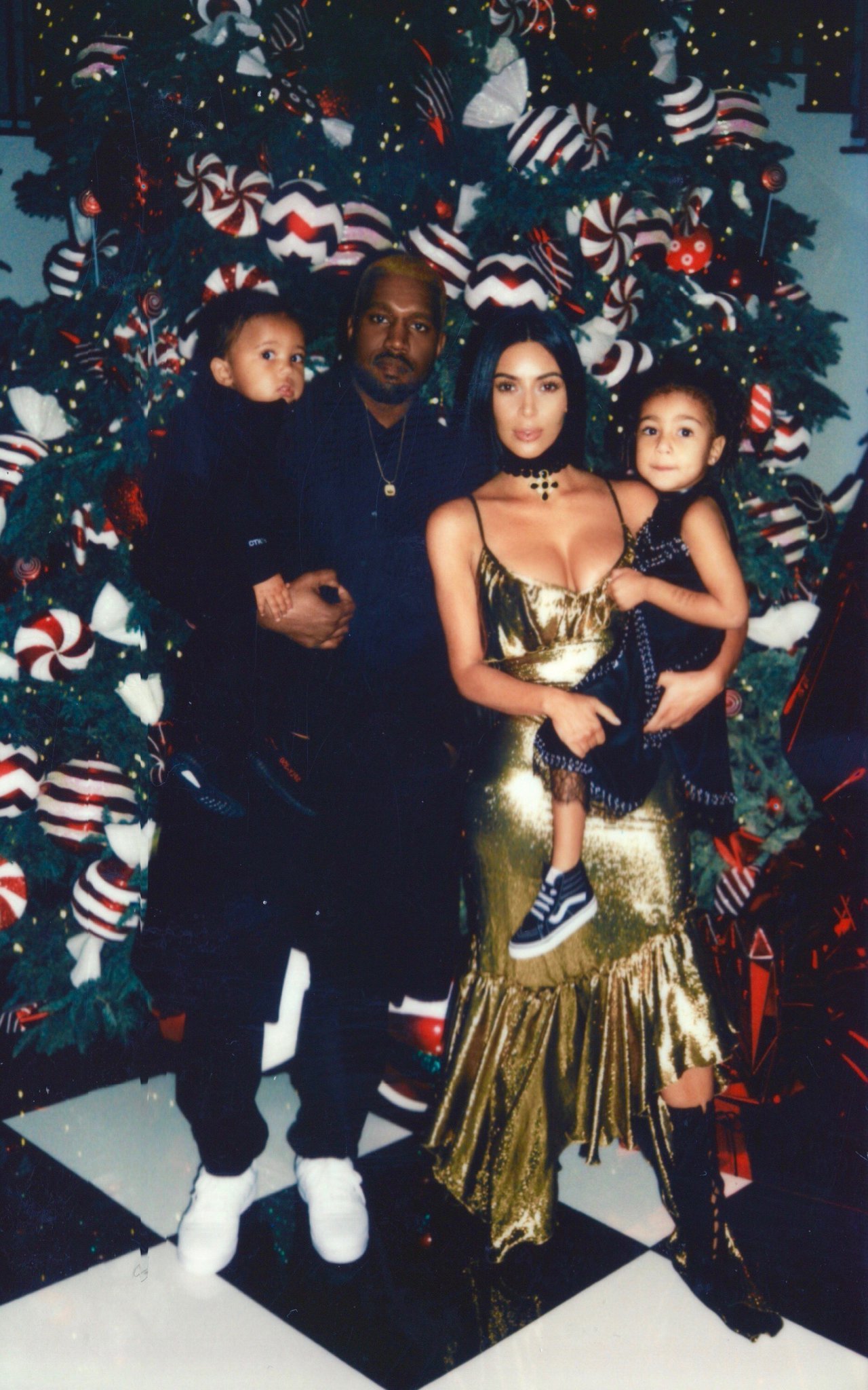 Kanye West a făcut publică această imagine, dorind să demonstreze că e fericit alături de Kim Kardashian şi nu vor divorţa