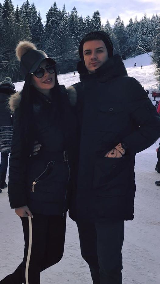 Soţul brunetei a însoţit-o pe aceasta la munte