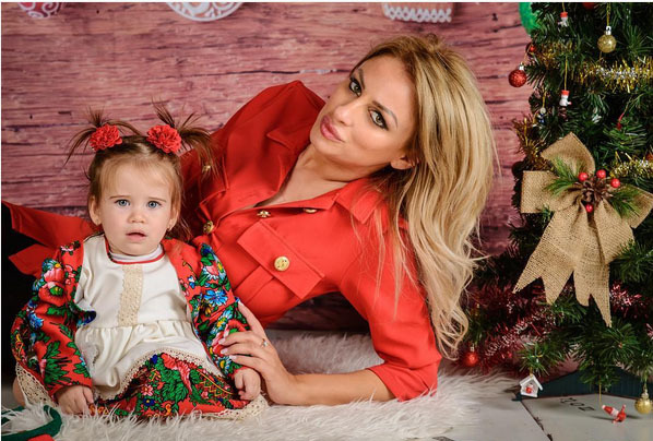 Sânziana Buruiană şi fetiţa ei Izabela