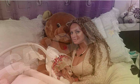 Sânziana Buruiană vede chipul fetiţei sale Izabela pe această pernă. Imaginea este de dinainte ca Izabela să se nască