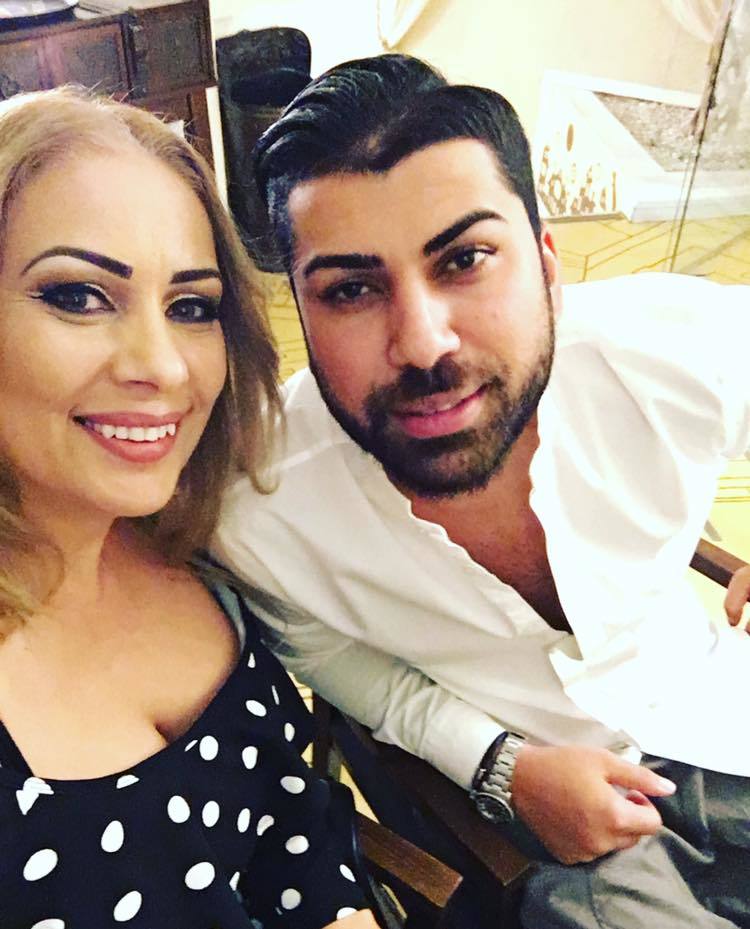 Soacra lui Pepe este blondă şi s-a pozat cu un decolteu atrăgător.