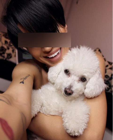 În timp ce Speak suferă teribil, fosta sa parteneră nu dă semne că ar regreta relaţia eşuată după doi ani şi jumătate.