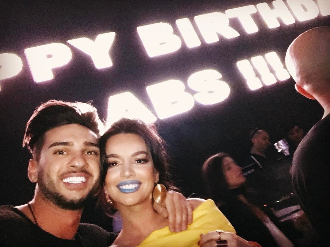 Dorian este îndrăgostit nebuneşte de iubita lui, Claudia.