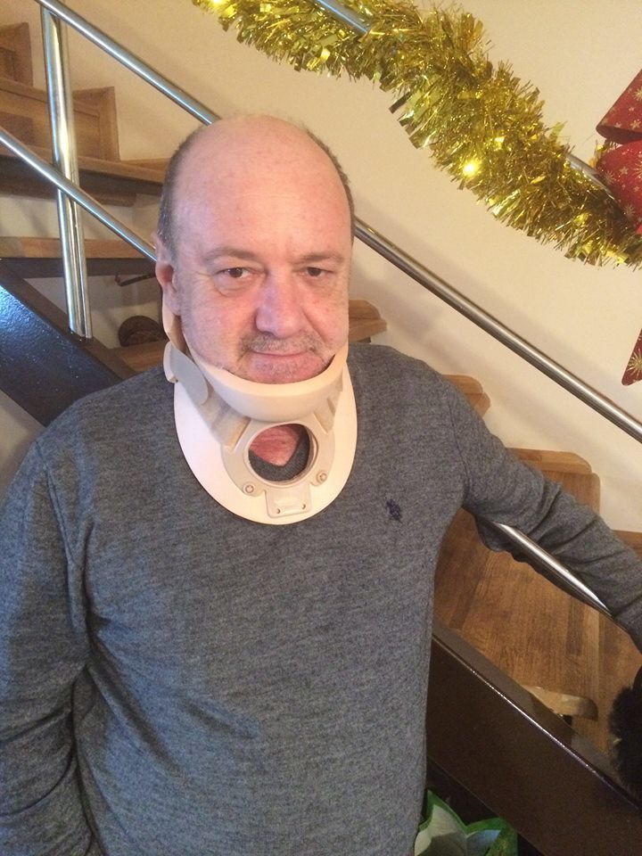 Nicu Alifantis e nevoit să poarte guler cervical.