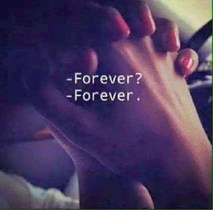 Aceasta este imaginea care o dă de gol pe Ana Mocanu că s-a logodit cu iubitul ei.