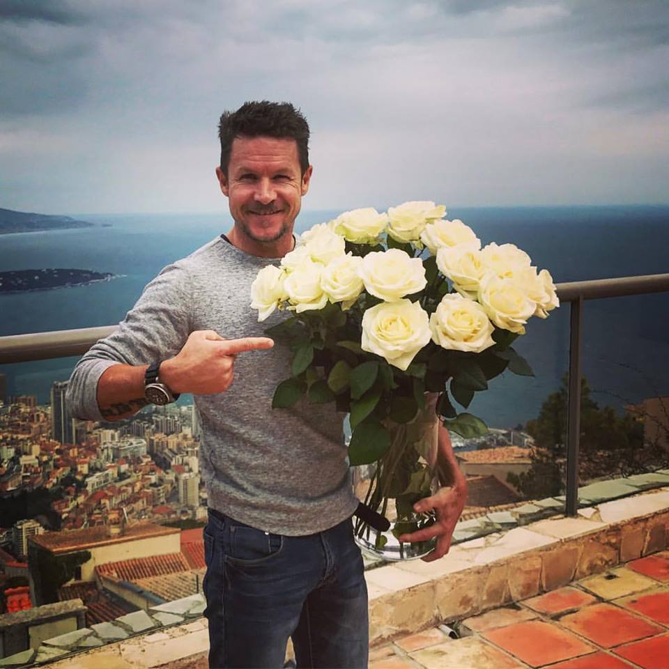 Felix Baumgartner i-a dăruit iubitei sale, Mihaela Rădulescu, un buchet de trandafiri albi.