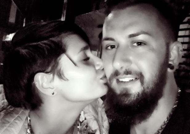 După ce s-a întors din Thailanda, s-a afişat cu el