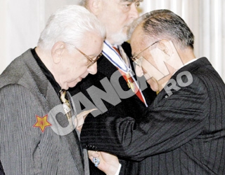 Decorat. In 2004, preşedintele Ion Iliescu i-a acordat compozitorului Ordinul Naţional Serviciu Contencios in grad de Cavaler