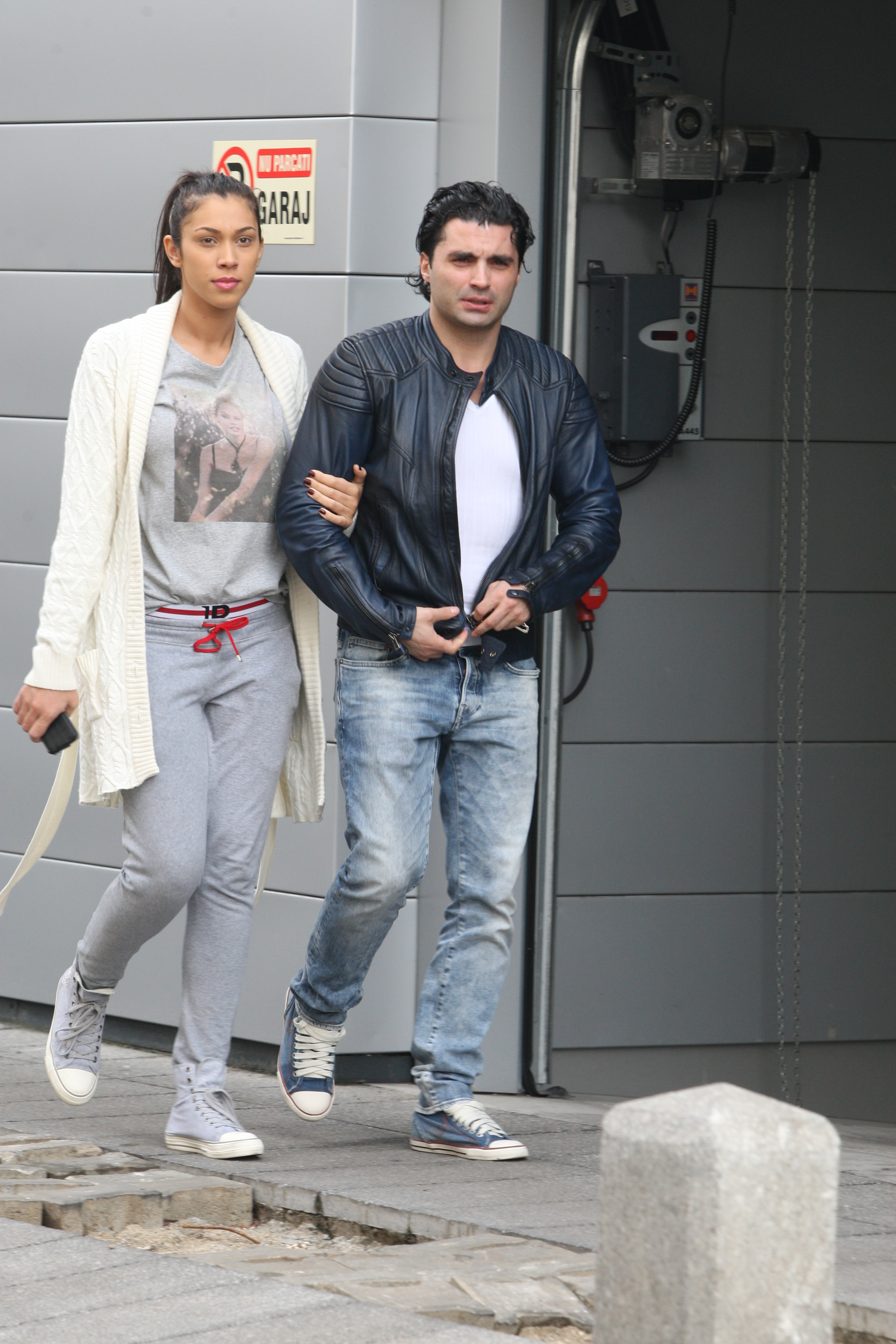 Imbracati lejer, cei doi au dat o tura prin magazine, apoi au mers la un restaurant