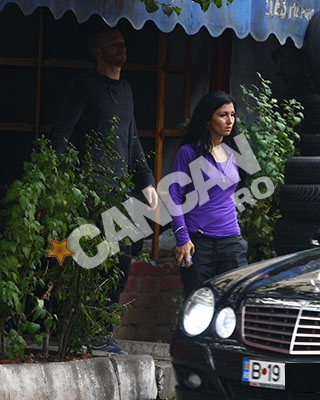 Pentru ca este baiat smecherit si uns cu de toate alifiile “Justin” nu s-a dezlipit de langa “sefa” si a stat la doi pasi in urma acesteia