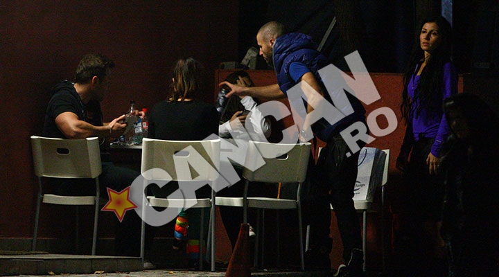 Gasca antrenorilor se stange in curte, la o masuta, unde toti fumeaza ca serpii si beau racoritoare