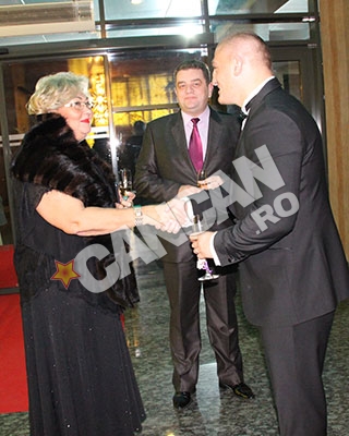 Mama Oanei il felicita pe mire si ii ureaza “Casa de piatra”