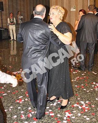 Eleganta, Marioara nu ii refuza pe iesenii care o invita la dans