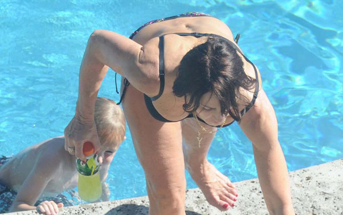 Nadia Comaneci e numai pachete de muschi la 50 de ani! Uite ce infricosator arata in costum de baie: are brate de culturista, dar celulita pe picioare