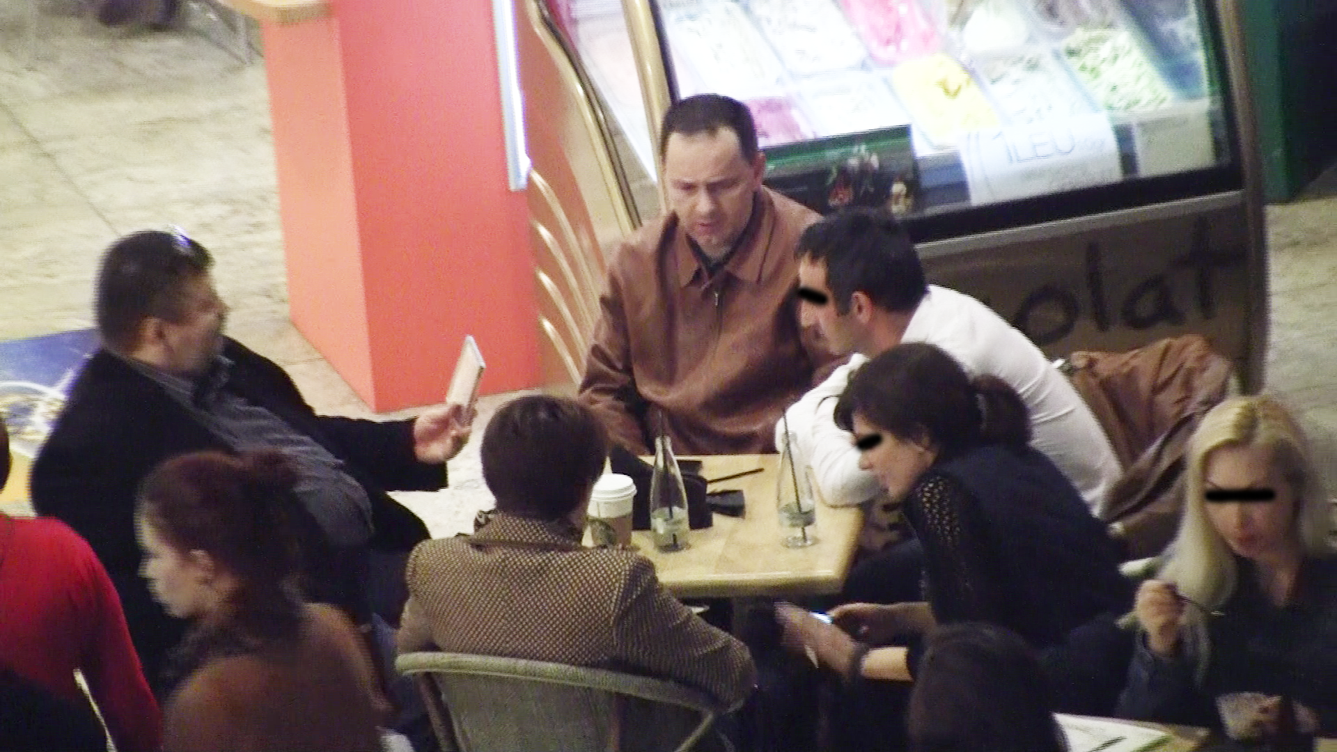 Prietenii cantaretei discuta despre albumul acesteia