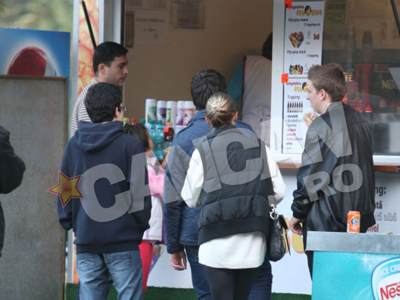 Dupa un timp, Jojo nu mai rezista mirosului imbietor de gogosi si merge la chiosc, asezandu-se la rand