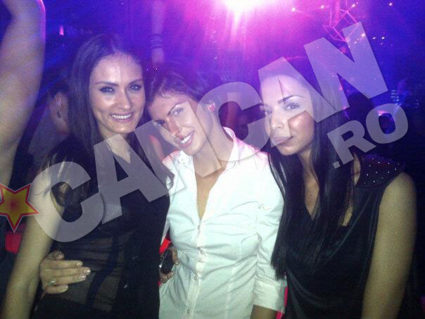 Alaturi de prietenele ei, Andreea Tivadar si Andra Iacob