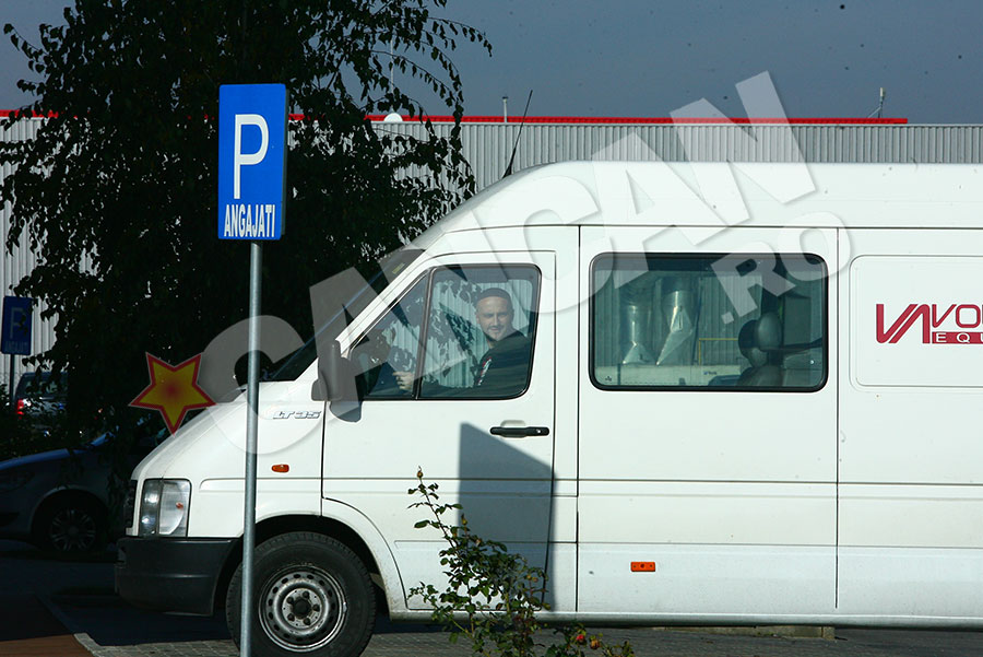 Artistul se urca la volanul autoturismului si pleaca spre un depozit de lemne