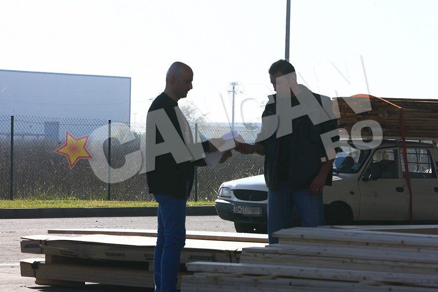 Vedeta ii arata angajatului care este comanda si asteapta sa o verifice