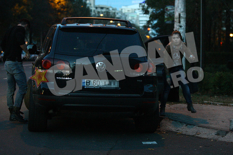 Victor a parcat masina in zona Bulevardul Decebal, iar pe usa din dreapta soferului a iesit o fata necunoscuta