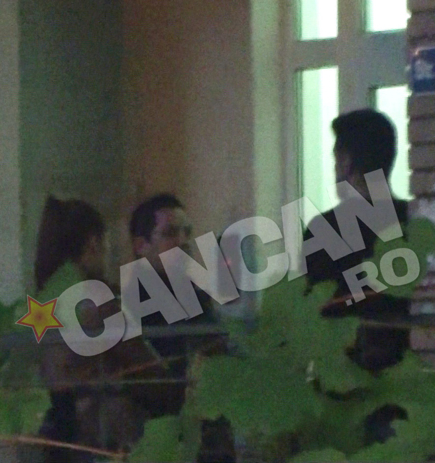 Ajunsi la adresa pe care o cautau, Victor si partenera lui s-au intalnit cu un alb barbat, au intrat in bloc si au iesit dupa aproximativ zece minute