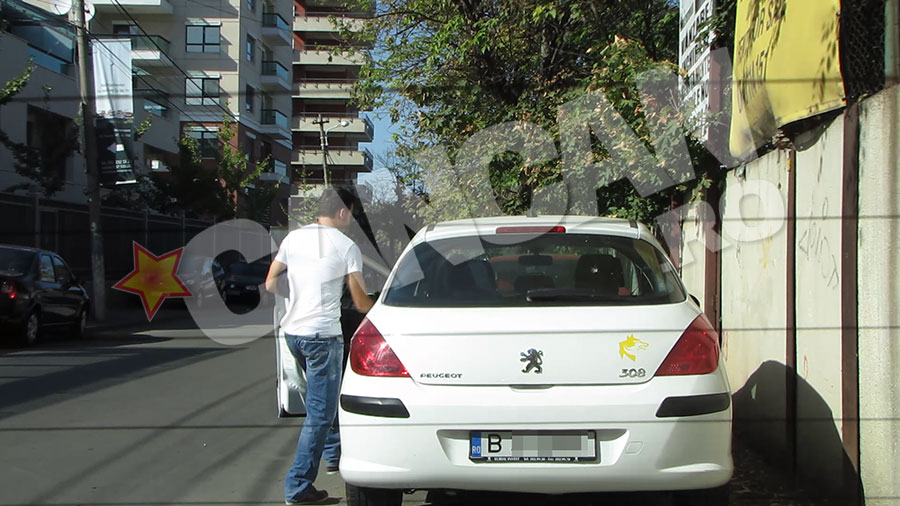 Pana nu demult, fotbalistul conducea o masina simpla, de clasa mica