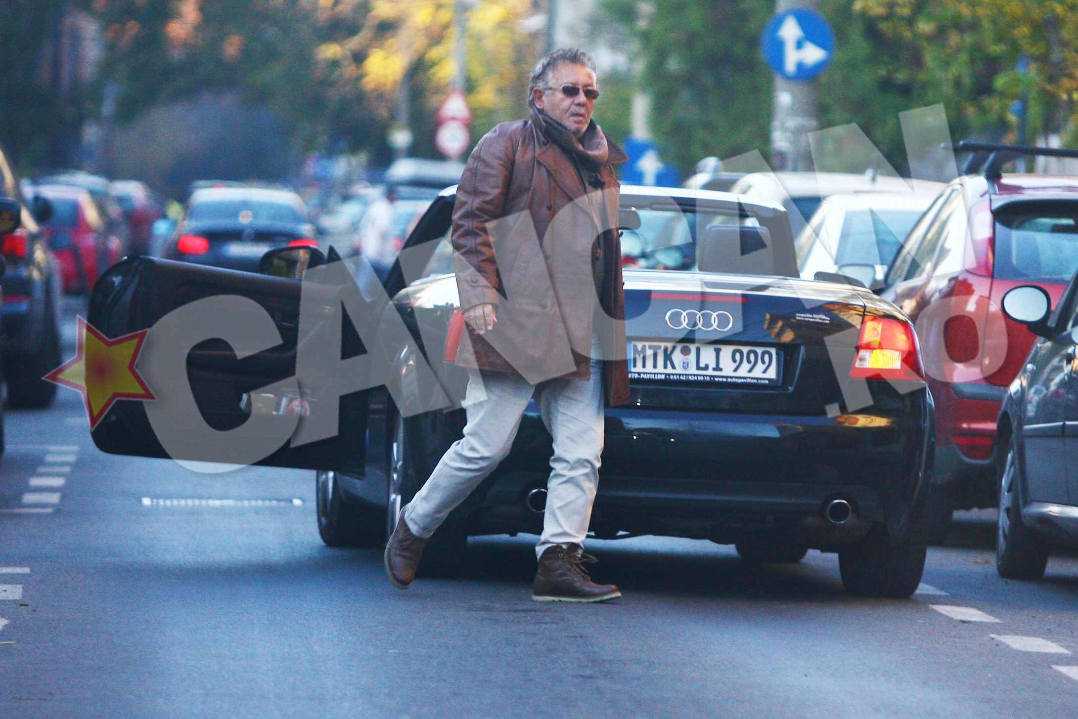 Cu basca indesata pe cap si un fular aruncat in jurul gatului, artistul a facut un tur de Capitala