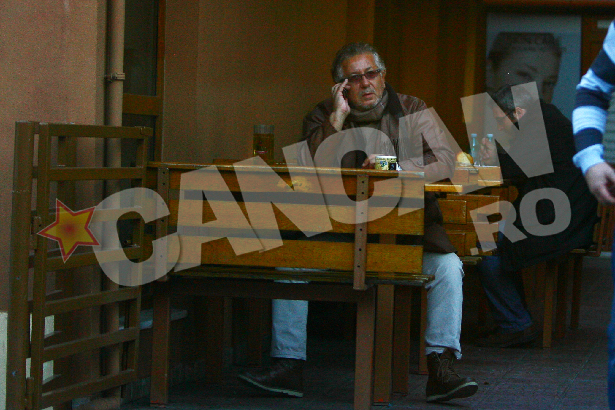 Se opreste la o terasa si bea un ceai fierbinte sa se incalzeasca