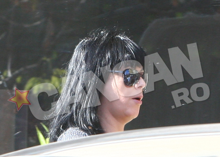 Bruneta este de nerecunoscut din cauza gusii instalate confortabil sub barbia ei