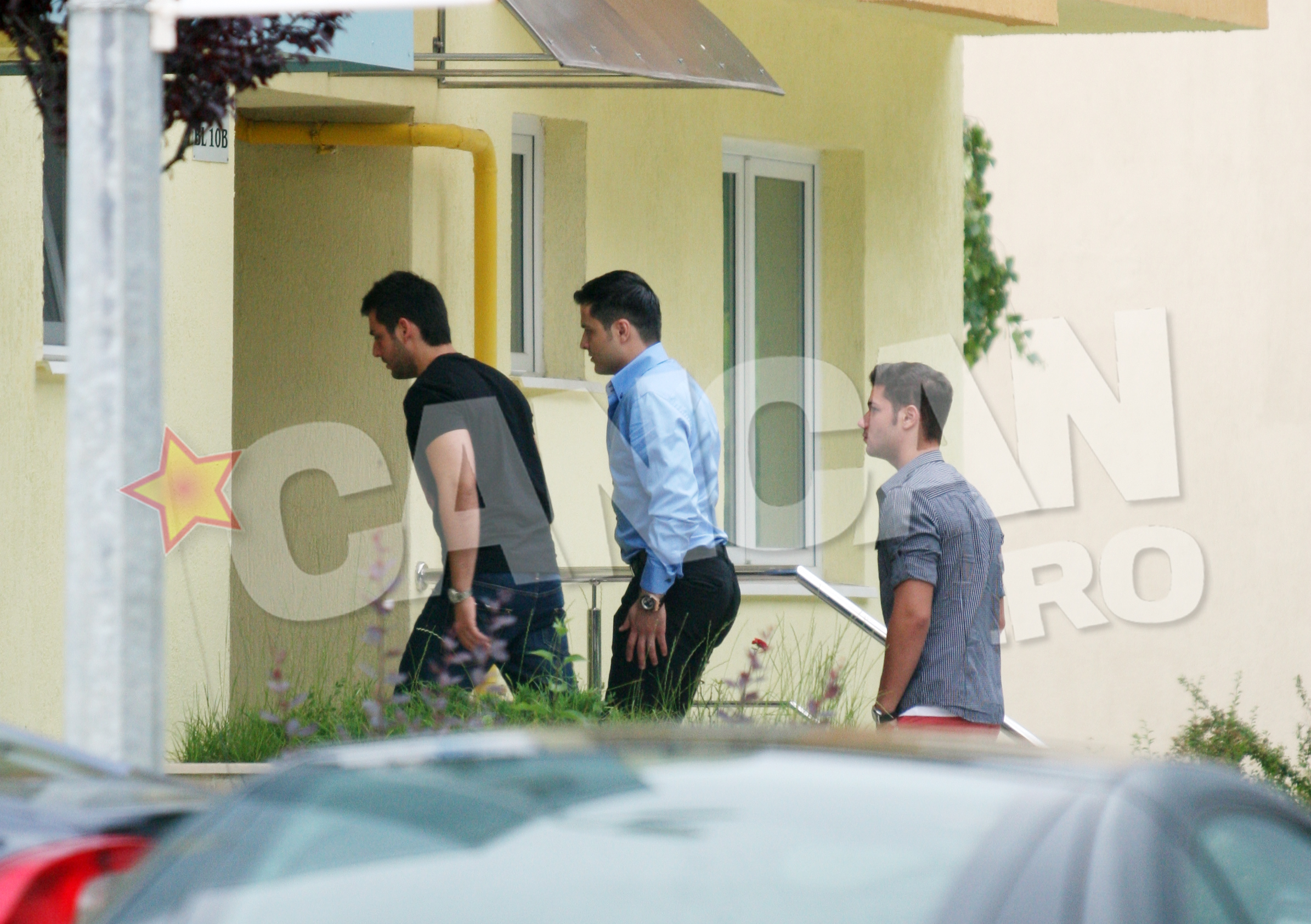 Desi s-a mutat intr-un apartament unde nu plateste chirie, cantaretul nu si-a revenit cu banii si nici nu a scapat de datorii