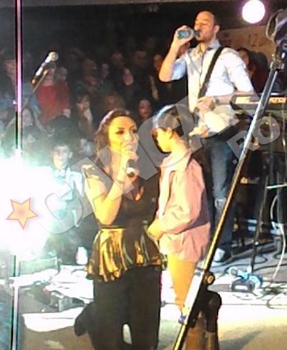 Cand observa ca micuta a fost coplesita de emotii, artista o ia in brate