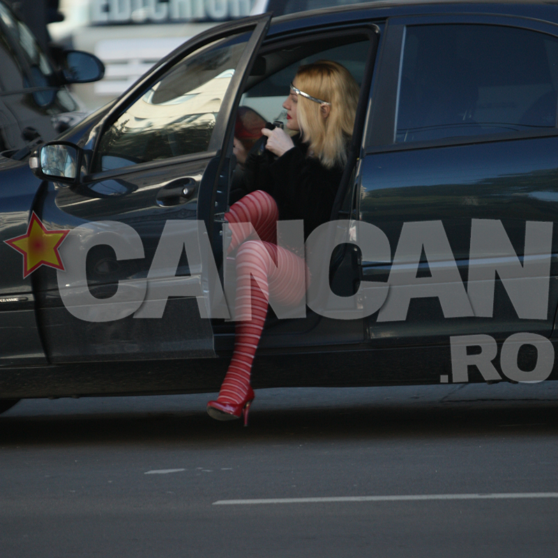 Mai sclipicioasă ca la un bal mascat! Ce artistă de la noi crezi că a ieşit în halul ăsta pe stradă? Îţi place cum arată