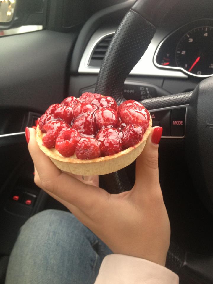 Adelina Pestriţu se duce la sală, dar bagă dulciuri la greu! Vezi cum îşi menţine bruneta silueta! Crezi aşa ceva?