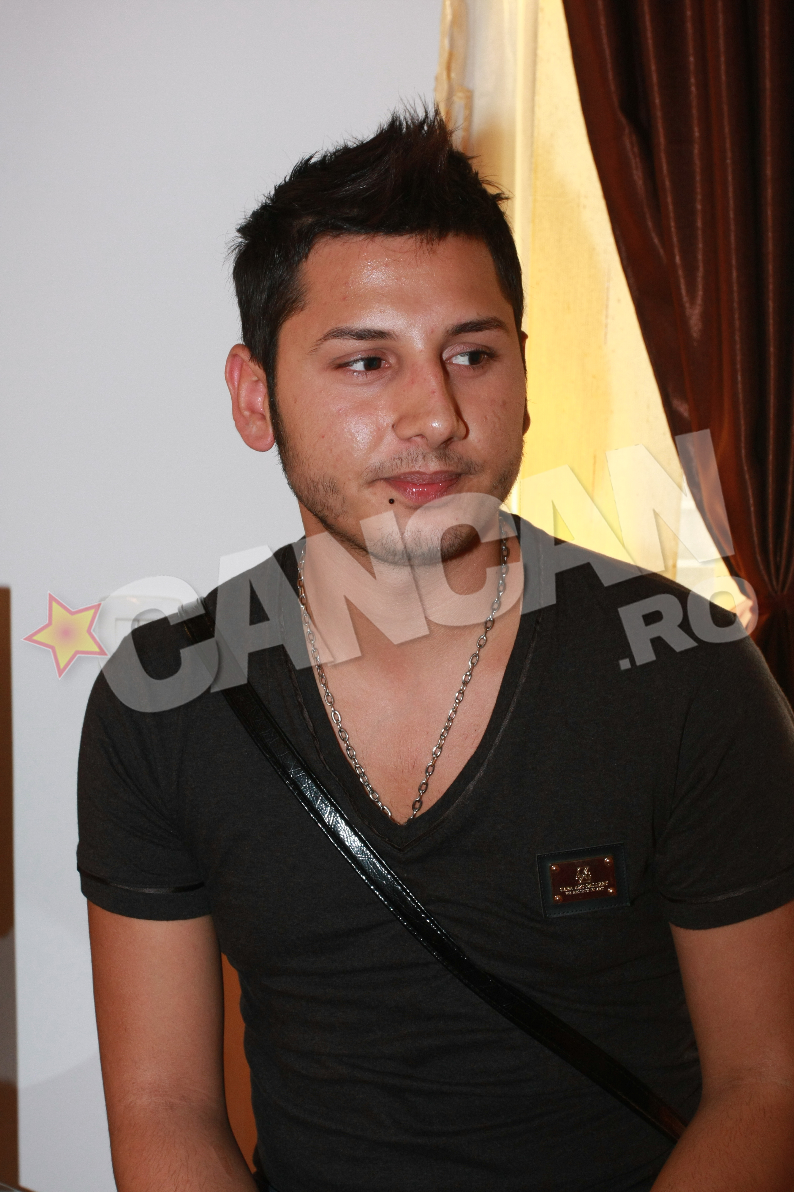 Adrian Pescariu a cunoscut-o pe Ioana Tufaru in urma cu 11 ani, cand amandoi faceau figuratie la teatru